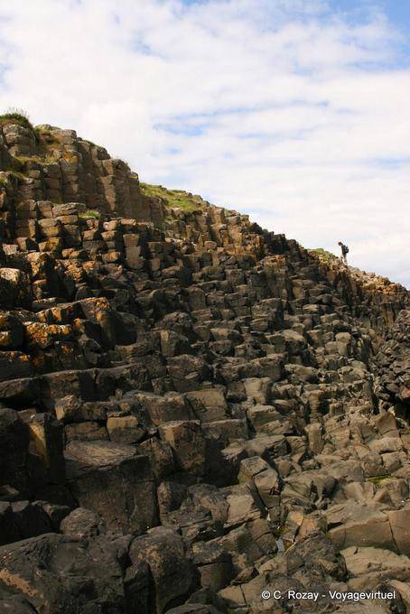 Grimpette sur les marches basaltiques, Giants Causeway - Irlande du Nord