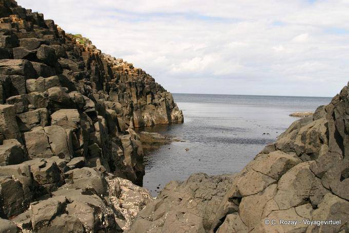 Colonnes de lave baignant dans l'océan, Chaussée des Géants - Irlande du Nord