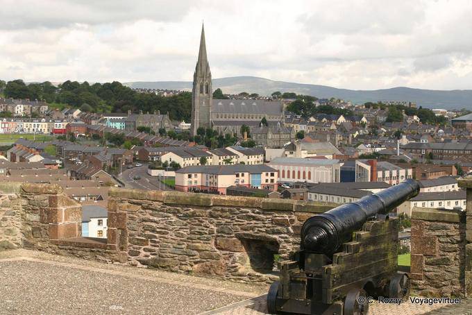 Canon des remparts pointé sur Deerry's Bogside, Derry - Irlande du Nord