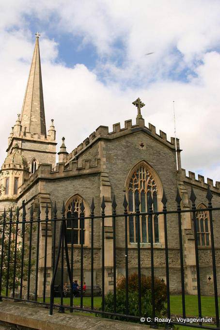 Vue arrière de la cathédrale anglicane Sainte Colombe, Derry - Irlande du Nord