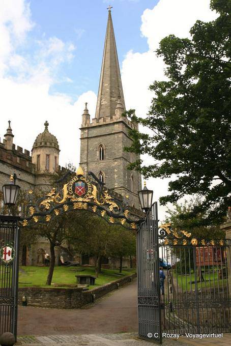 Grille extérieure et clocher, St Columb's Cathedral, Derry - Irlande du Nord