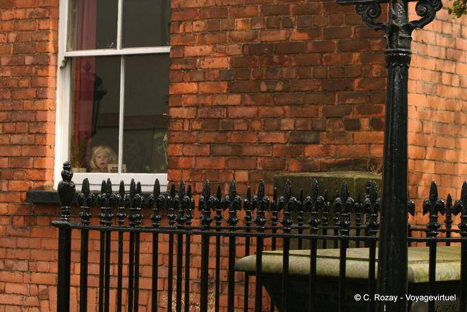 La petite blonde derrière la fenêtre, Derry - Irlande du Nord