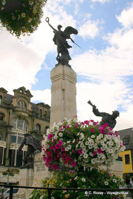 Statue sur le Mémorial à la Guerre, Diamond square, Derry - Irlande du Nord