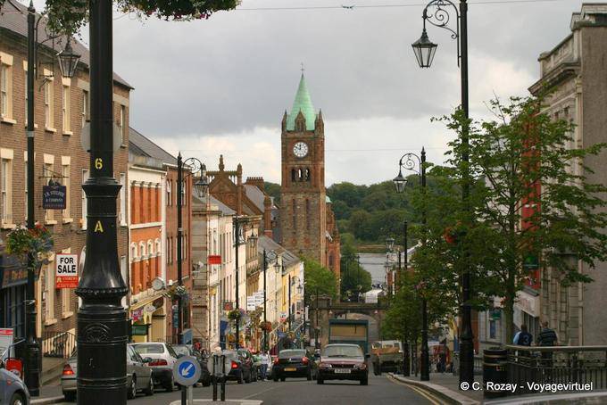 En descendant la Shipquay Street, Londonderry, Derry - Irlande du Nord