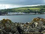 Vue sur Cushendun depuis l'autre côté de la baie, Antrim, Irlande du Nord.