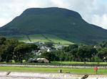 Lurigethan, montagne tabulaire au-dessus de Waterfoot, Antrim, Irlande du Nord.