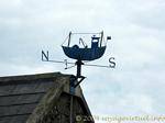 Girouette figurant un bateau de pêche, Ballygalley, Antrim, Irlande du Nord.