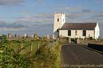 Eglise au drôle de clocher vers Ballinton Harbour, Antrim Coast, Irlande du Nord.