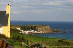 Entre les falaises se niche Port Braddan, Antrim Coast, Irlande du Nord.