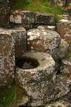 Reste de colonne remplie d'eau, Giants Causeway, Irlande du Nord.