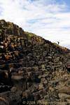 Grimpette sur les marches basaltiques, Giants Causeway, Irlande du Nord.