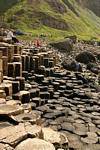 Repos sur les polygones de basalte, Chaussée des Géants, Irlande du Nord.