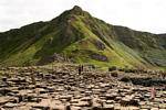 Marche sur la pavage de la chaussée, Chaussée des Géants, Irlande du Nord.