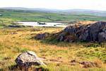Le lac Lough na Cranagh et son île artificielle créée à l'âge de fer, Fair Head, Irlande du Nord.