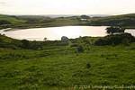 Le lac Lough na Cranagh rempli de soleil à la pointe de Fair Head, Irlande du Nord.