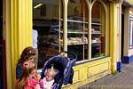 Enfants devant une boulangerie, Dogside, Derry, Irlande du Nord.