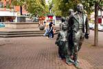 Statues représentant des émigrants qui quittent l'Irlande par le port de Derry, Place Waterloo, Derry, Irlande du Nord.