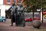 The Emigrants par Eamonn O’Doherty (1990), Waterloo Place, Derry, Irlande du Nord.