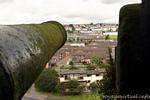 Canon sur les murailles face au quartier catholique, Derry, Irlande du Nord.