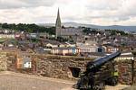 Canon des remparts pointé sur Deerry's Bogside, Derry, Irlande du Nord.