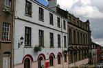 Façades d'immeubles dans une rue, Derry, Irlande du Nord.