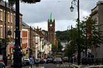 En descendant la Shipquay Street, Londonderry, Derry, Irlande du Nord.