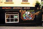 Murales sur la façade d'un irish pub, Derry, Irlande du Nord.