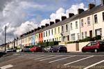 Harmonie de couleurs pour des façades toutes semblables, un peu de gaieté...Derry, Irlande du Nord.