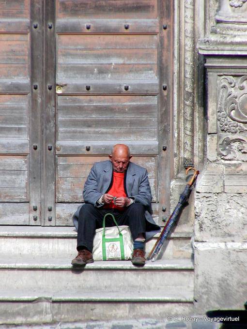 Attente de l'homme au parapluie, Caltagirone, Sicile - Italie