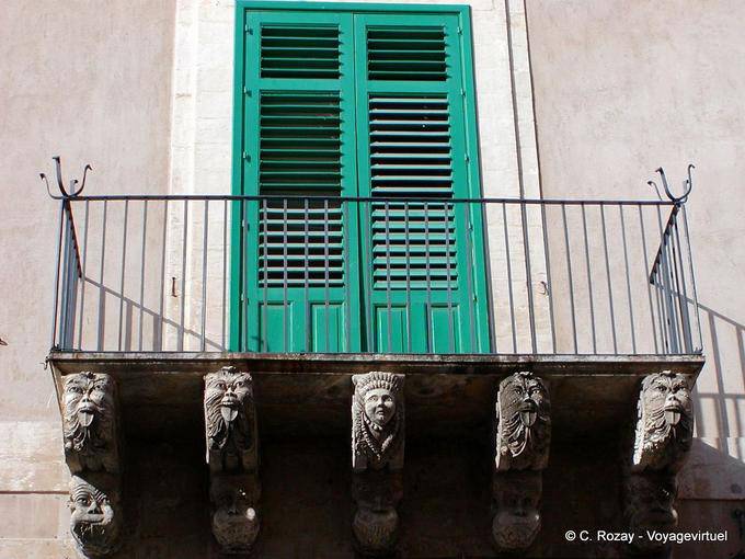 Balcon aux têtes sculptées, Noto - Italie