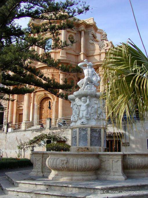 Statue devant San Domenico, Noto - Italie