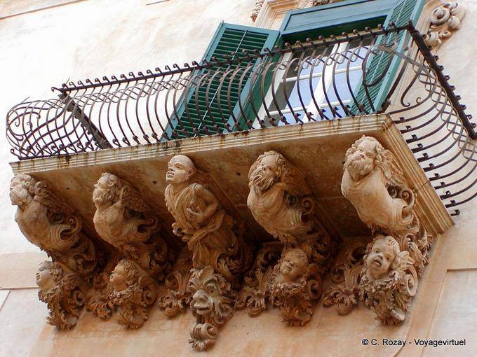 Sculptures sous le balcon du palais Villadorata, Noto - Italie