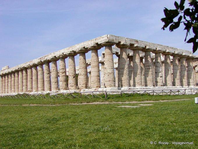 Forêt de colonnes vue depuis l'angle de la Basilique, Héra, Paestum - Italie