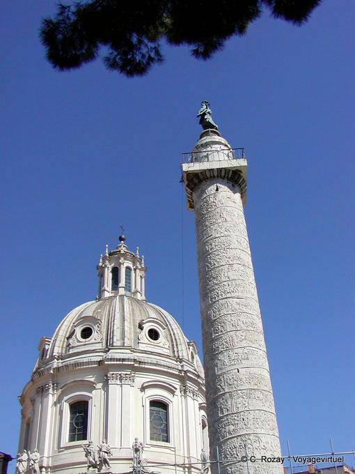 Vue sur la Colonne de Trajan et le dôme de l'église Santa Maria di Loreto, Rome - Italie