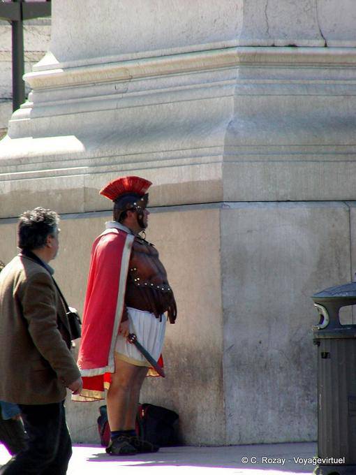 Faux soldat Romein en tenue d'époque, Rome - Italie