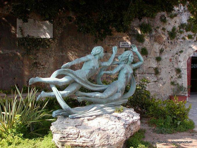 Statue devant la Fontaine d'Aréthuse, Ortigia, Syracuse, Sicile - Italie