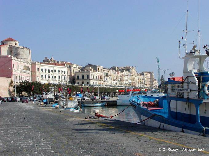 Sur les quais du port, Foro Vittorio Emanuele II, Syracuse - Italie