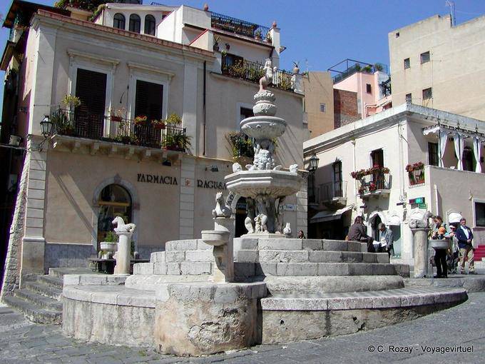 Fontaine sur la piazza Duomo, Taormine - Italie
