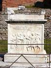 Autel du temple de Vespasien, Aedes Genii Augusti, Pompéi, Italie.
