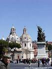 Passant devant la Piazza della Madonna di Loreto, Rome, Italie.