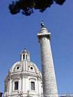 Vue sur la Colonne de Trajan et le dôme de l'église Santa Maria di Loreto, Rome, Italie.