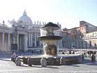 Fontaine sur la place Saint-Pierre, Vatican, Rome, Italie.