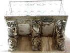 Visages sous le balcon, Ragusa, Sicile, Italie.