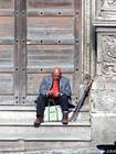 Attente de l'homme au parapluie, Caltagirone, Sicile, Italie.