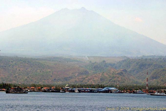 Paysage volcanique à l'arrivée du ferry à Ketapang, Java - Indonésie