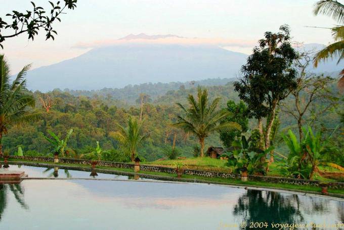 Reflet du volcan Gunung Raung dans les nuages, Java - Indonésie