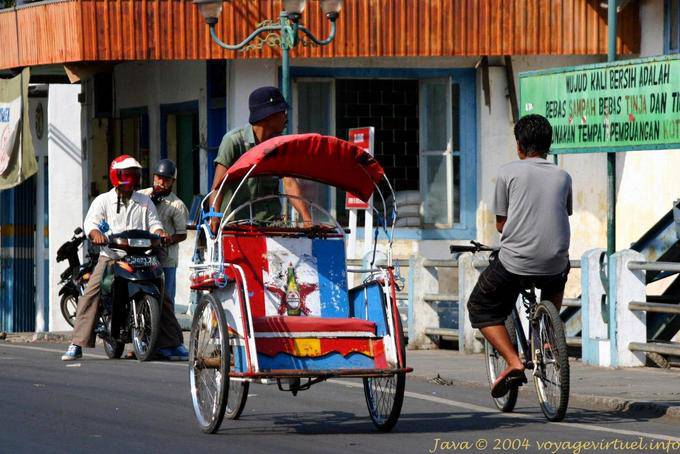Tuk-tuk servant de taxi, port de Ketapang, Java - Indonésie
