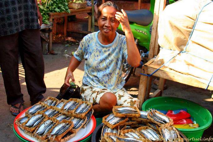 Serrés comme des sardines, marché aux poissons, Banyuwangi, Java - Indonésie