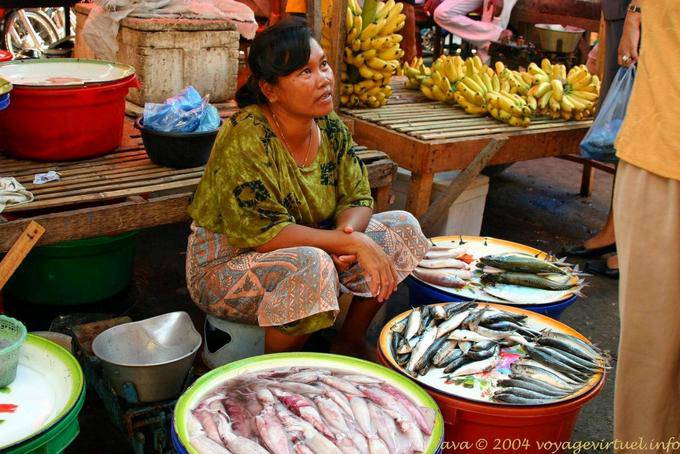 La vendeuse de poissons, marché de Banyuwangi, Java - Indonésie