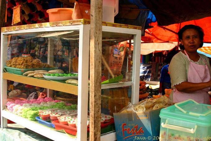 Pâtisseries dans une vitrine, douceurs de Java - Indonésie